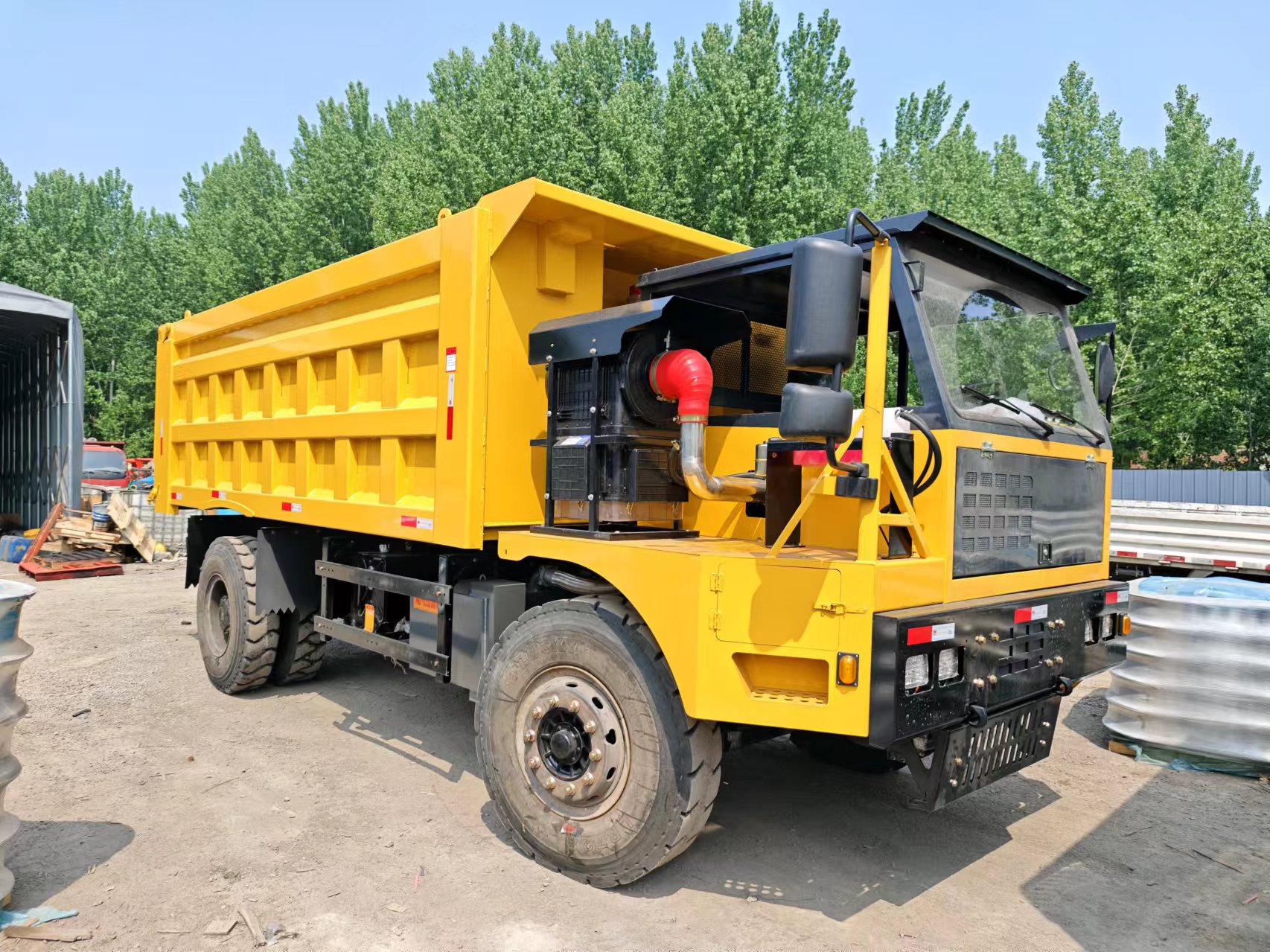  山东一矿四不像矿用车 25吨矿山车全封闭驾驶室